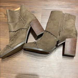 Report gray ankle boots!
